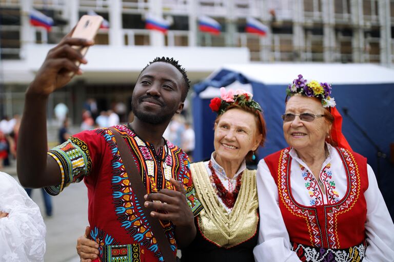 Участники празднования Дня государственного флага Российской Федерации в Краснодаре