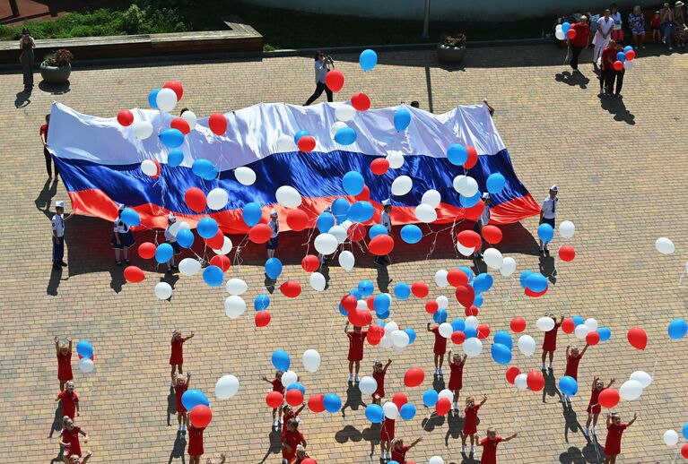 Участники торжественного мероприятия, посвященного празднованию Дня государственного флага Российской Федерации, на площади возле исторического парка Россия - Моя история в Ростове-на-Дону