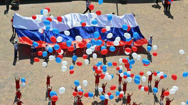 Участники торжественного мероприятия, посвященного празднованию Дня государственного флага Российской Федерации, на площади возле исторического парка Россия - Моя история в Ростове-на-Дону