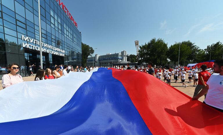 Празднование Дня государствУчастники торжественного мероприятия, посвященного празднованию Дня государственного флага Российской Федерации, на площади возле исторического парка Россия - Моя история в Ростове-на-Дону