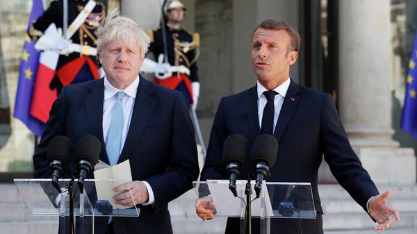 Президент Франции Эммануэль Макрон и премьер-министр Великобритании Борис Джонсон во время встречи в Париже. 22 августа 2019