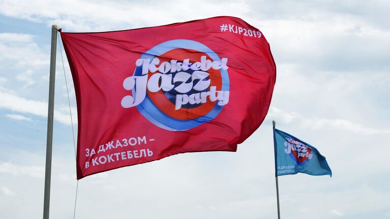 Флаги с символикой ежегодного международного джазового фестиваля Koktebel Jazz Party в Коктебеле