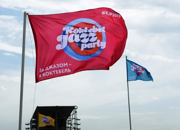 Флаги с символикой ежегодного международного джазового фестиваля Koktebel Jazz Party в Коктебеле