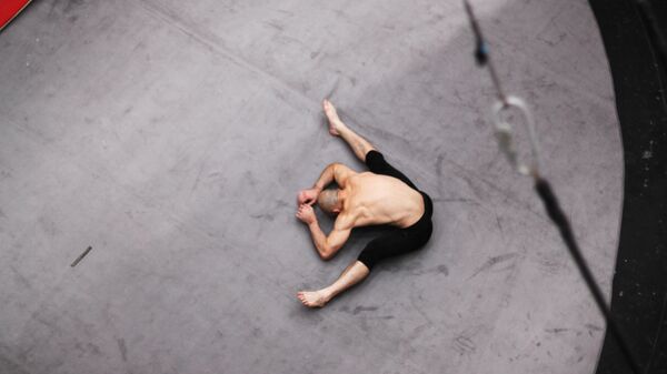 Гимнаст разминается на репетиционном манеже Большого Московского цирка