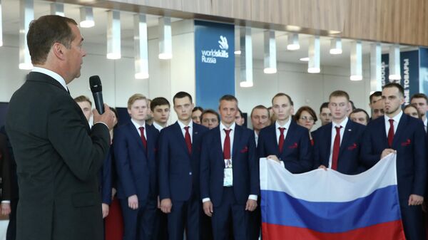 Председатель правительства РФ Дмитрий Медведев и члены российской сборной - участники 45-го Мирового чемпионата по профессиональному мастерству по стандартам WorldSkills