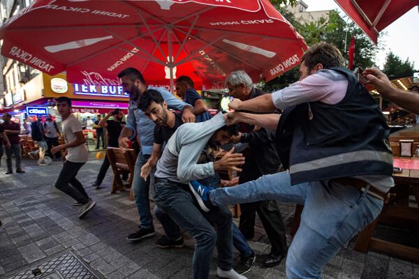 Протестующий задерживается сотрудником полиции во время демонстрации против замены избранных курдских мэров на государственных чиновников в Стамбуле