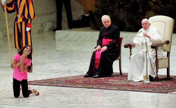 Девушка на еженедельной аудиенции Папы Римского Франциска в Ватикане