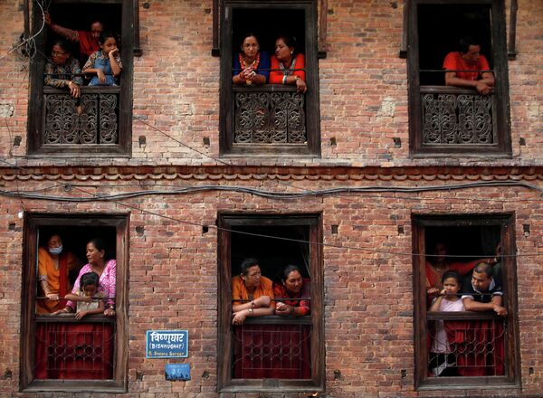 Люди наблюдают за танцорами на фестивале Nil Barahi festival в Непале