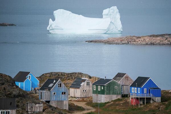 Айсберг у берега города Кулусук в Гренландии 