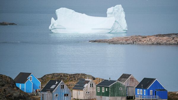 Айсберг у берега города Кулусук в Гренландии 