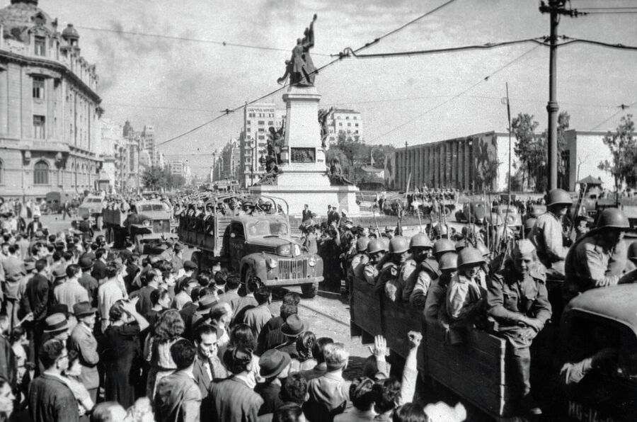 Советские войска на улицах освобожденного Бухареста