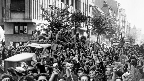 Освобожденные жители Бухареста приветствуют бойцов Красной армии. Великая Отечественная война (1941-1945)