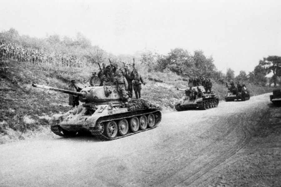 Ясско-Кишиневская операция (20 - 29 августа 1944 года). Советские танки идут на помощь повстанцам на окраине города Бухареста