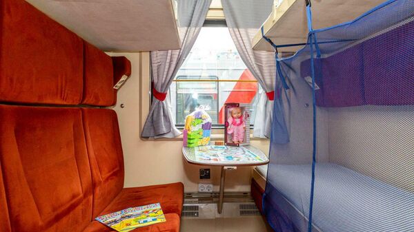 Детское купе, оборудованное в поезде