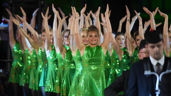 Международная команда кельтских танцев на репетиции парада участников Международного военно-музыкального фестиваля Спасская башня на Красной площади в Москве