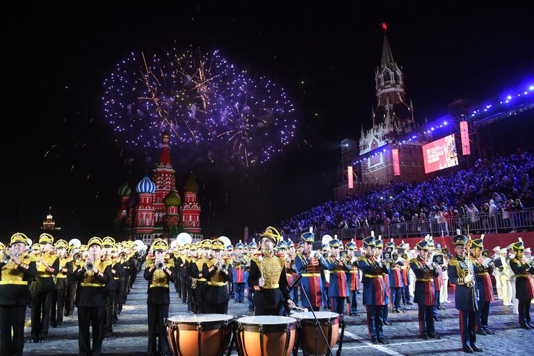 Военный Образцовый оркестр Почетного караула (Россия) на репетиции парада участников Международного военно-музыкального фестиваля Спасская башня на Красной площади в Москве