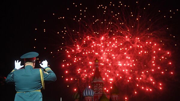 Салют на репетиции парада участников Международного военно-музыкального фестиваля Спасская башня на Красной площади в Москве