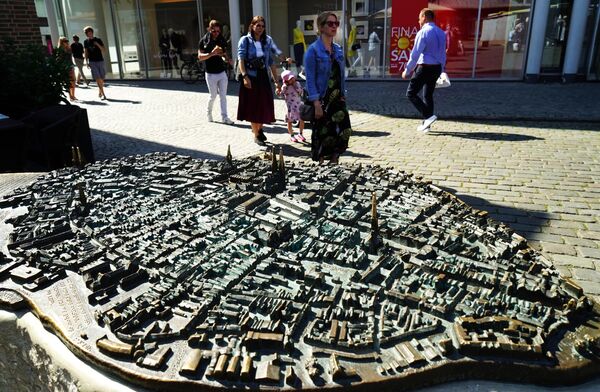 Бронзовый макет средневекового города на рыночной площади Любека