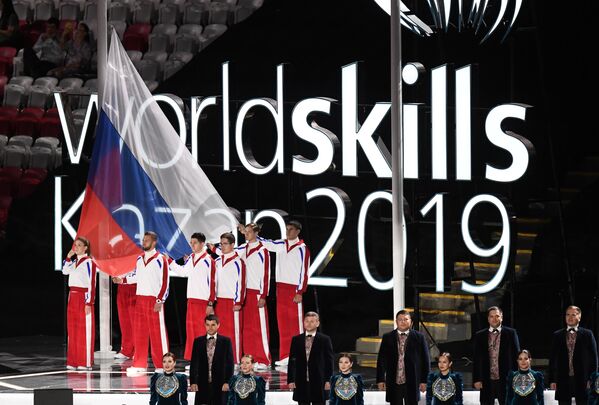Поднятие российского флага на церемонии открытия 45-го Мирового чемпионата по профессиональному мастерству WorldSkills Kazan 2019 на стадионе Казань Арена