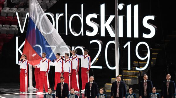 Поднятие российского флага на церемонии открытия 45-го Мирового чемпионата по профессиональному мастерству WorldSkills Kazan 2019 на стадионе Казань Арена