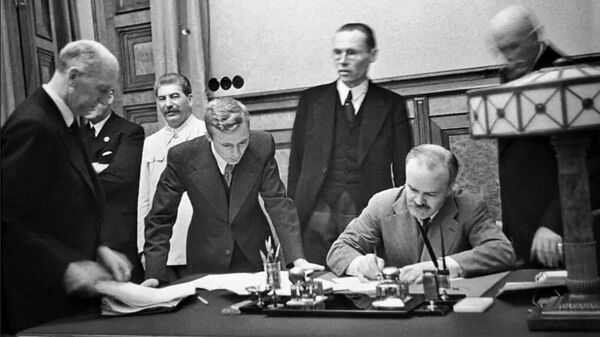 Нарком иностранных дел СССР В.М. Молотов подписывает договор о дружбе и границе между СССР и Германией