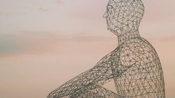 Инсталляция высотой 15 метров в виде человека, сидящего на берегу моря, на фестивале Таврида - Арт