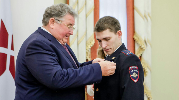 Церемония вручения Ордена Славы 3 степени участковому Василию Мартынову за спасение младенца в Саранске