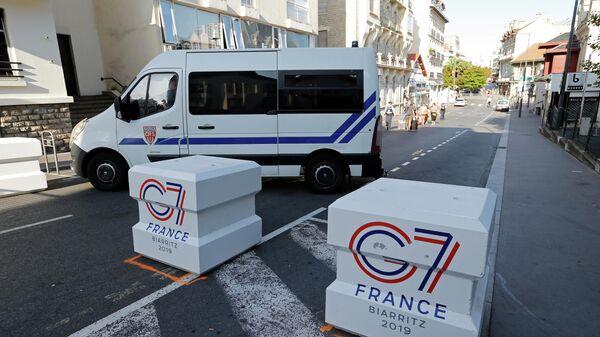 Полицейский автомобиль в Биаррице перед началом саммита G7
