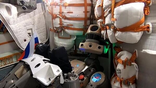 LIVE: Стыковка с МКС Союза МС-14 с роботом Федором на борту