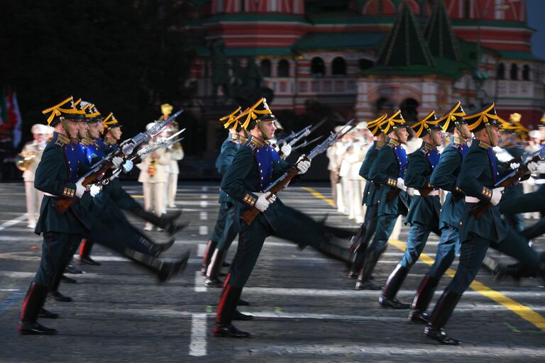 Военнослужащие роты специального караула Президентского полка на торжественной церемонии открытия XII Международного военно-музыкального фестиваля Спасская башня на Красной площади в Москве