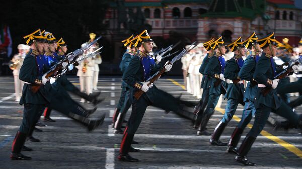 Военнослужащие роты специального караула Президентского полка на торжественной церемонии открытия XII Международного военно-музыкального фестиваля Спасская башня на Красной площади в Москве