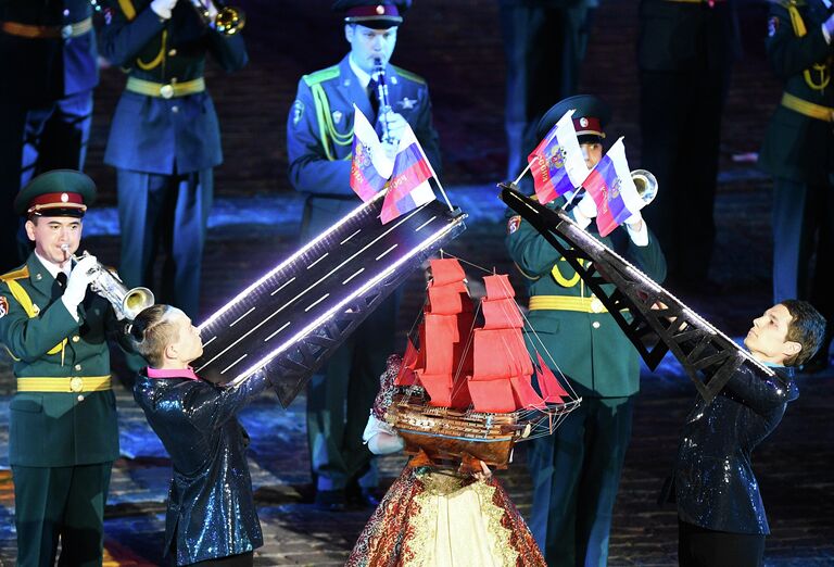  Dоенный оркестр штаба Северо-Западного ордена Красной Звезды округа войск Национальной гвардии РФ на торжественной церемонии открытия XII Международного военно-музыкального фестиваля Спасская башня на Красной площади в Москве