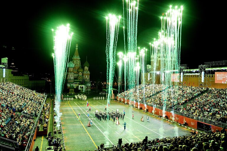 Военный оркестр штаба Северо-Западного ордена Красной Звезды округа войск Национальной гвардии РФ на торжественной церемонии открытия XII Международного военно-музыкального фестиваля Спасская башня на Красной площади в Москве