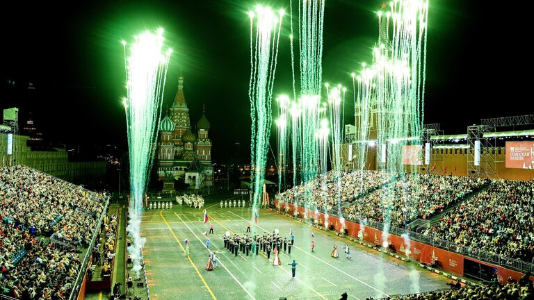 Военный оркестр штаба Северо-Западного ордена Красной Звезды округа войск Национальной гвардии РФ на торжественной церемонии открытия XII Международного военно-музыкального фестиваля Спасская башня на Красной площади в Москве