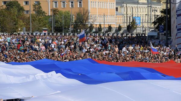 Участники флешмоба в честь Дня государственного флага России развернули на проспекте Сахарова 