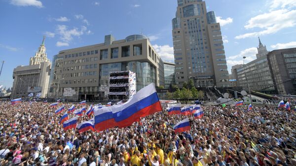 Участники митинга-концерта на проспекте Сахарова в Москве в честь Дня государственного флага РФ