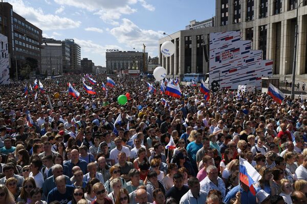 Участники флешмоба в честь Дня государственного флага России на проспекте Сахарова в Москве