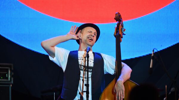 Музыкант группы Billy’s Band Билли Новик выступает на фестивале Koktebel Jazz Party в Крыму.