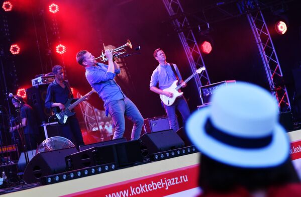Музыкант Нильс Вюлькер выступает на фестивале Koktebel Jazz Party в Крыму Музыкант Нильс Вюлькер выступает на фестивале Koktebel Jazz Party в Крыму