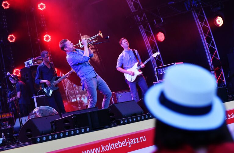 Музыкант Нильс Вюлькер выступает на фестивале Koktebel Jazz Party в Крыму