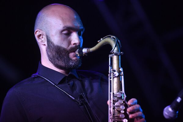 Джазовый музыкант, основатель оркестра SG BIG BAND Сергей Головня во время выступления на 17-м международном музыкальном фестивале Koktebel Jazz Party в Крыму Джазовый музыкант, основатель оркестра SG BIG BAND Сергей Головня во время выступления на 17-м международном музыкальном фестивале Koktebel Jazz Party в Крыму