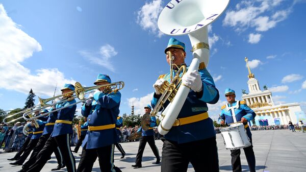 Образцово-показательный оркестр и рота почетного караула Национальной гвардии Республики Казахстан во время торжественного шествия участников фестиваля Спасская башня на ВДНХ