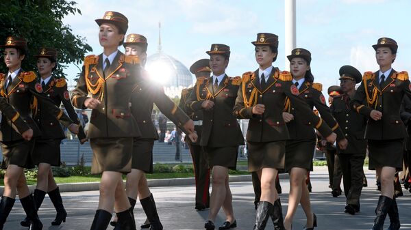 Военный оркестр Народной армии Корейской Народно-Демократической Республики во время торжественного шествия участников фестиваля Спасская башня на ВДНХ