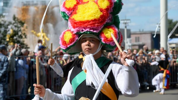 Участник музыкальной группы Хан-нури во время торжественного шествия участников фестиваля Спасская башня на ВДНХ