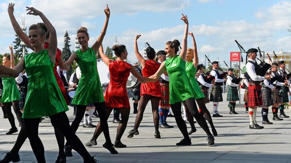 Международная команда кельтских танцев во время торжественного шествия участников фестиваля Спасская башня на ВДНХ