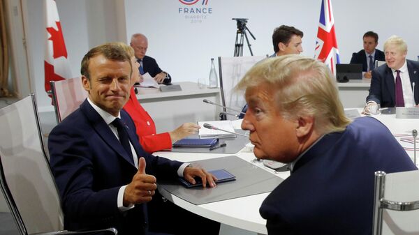 Президент Франции Эммануэль Макрон, президент США Дональд Трамп и мировые лидеры G7  на рабочей сессии Международная экономика и торговля и повестка дня международной безопасности во время саммита G7 в Биаррице, Франция. 25 августа 2019  