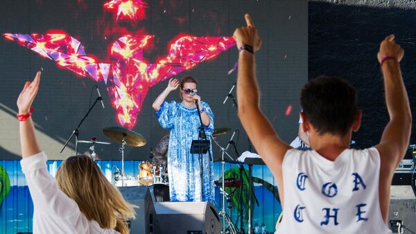 Музыкальная группа Guru Groove Foundation выступает на сцене в рамках фестиваля творческих сообществ Таврида - АРТ в бухте Капсель в Судаке