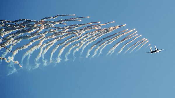 Показательные выступления авиации в небе над площадкой фестиваля творческих сообществ Таврида - АРТ в бухте Капсель в Судаке