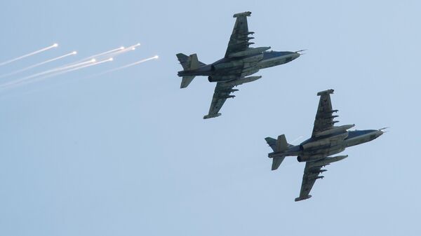 Штурмовики Су-25  участвуют в показательных выступлениях авиации в небе над площадкой фестиваля творческих сообществ Таврида - АРТ в бухте Капсель в Судак
