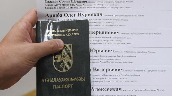 Избиратель держит паспорт и бюллетень для голосования в выборах президента Абхазии
